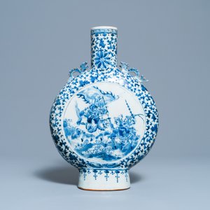 Een Chinese blauw-witte 'moonflask' vaas met strijdende ruiters, 19e eeuw — foto 3