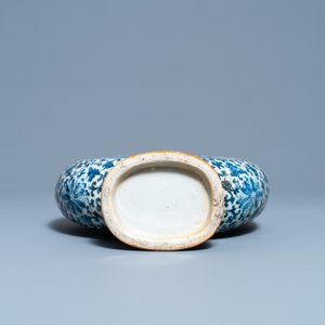 Een Chinese blauw-witte 'moonflask' vaas met strijdende ruiters, 19e eeuw — foto 6