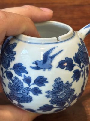 Een Chinese blauw-witte mosterdpot met floraal decor, Kangxi — foto 12