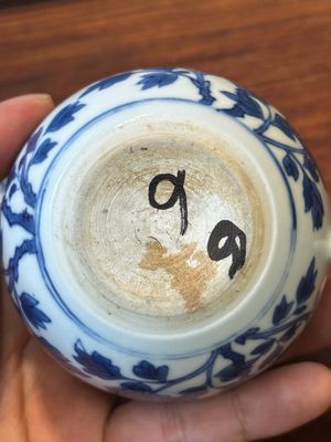 Een Chinese blauw-witte mosterdpot met floraal decor, Kangxi — foto 13