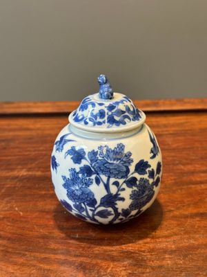 Een Chinese blauw-witte mosterdpot met floraal decor, Kangxi — foto 2