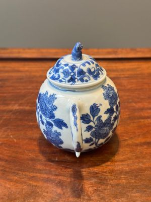 Een Chinese blauw-witte mosterdpot met floraal decor, Kangxi — foto 4