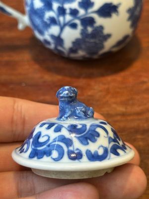Een Chinese blauw-witte mosterdpot met floraal decor, Kangxi — foto 5