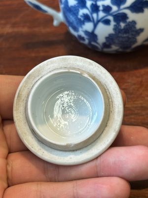 Een Chinese blauw-witte mosterdpot met floraal decor, Kangxi — foto 7
