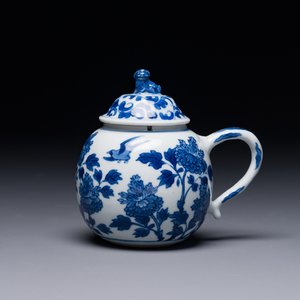 Een Chinese blauw-witte mosterdpot met floraal decor, Kangxi — foto 1