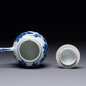 Een Chinese blauw-witte mosterdpot met floraal decor, Kangxi — foto 3