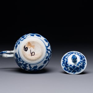 Een Chinese blauw-witte mosterdpot met floraal decor, Kangxi — foto 4