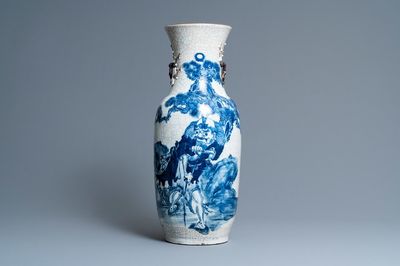 Een Chinese blauw-witte Nanking craquelé vaas met Li Tieguai, 19e eeuw