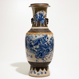 Een Chinese blauw-witte Nanking vaas met krijgers, 19e eeuw — foto 1