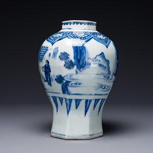 Een Chinese blauw-witte octagonale 'Jia Guan Jin Jue 加官晉爵' vaas, Transitie periode — foto 4