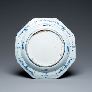 Een Chinese blauw-witte octagonale schotel met een hoogwaardigheidsbekleder, Transitie periode — foto 2