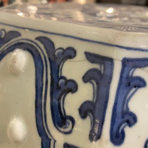 Een Chinese blauw-witte octagonale tuinzit met landschapsdecor, Qianlong — foto 13