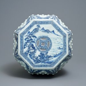 Een Chinese blauw-witte octagonale tuinzit met landschapsdecor, Qianlong — foto 6