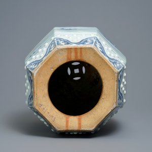 Een Chinese blauw-witte octagonale tuinzit met landschapsdecor, Qianlong — foto 7