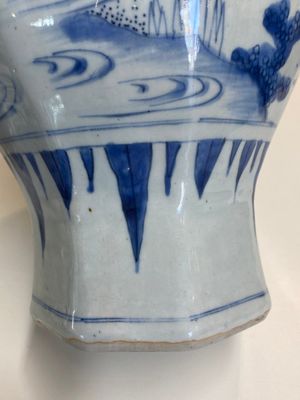 Een Chinese blauw-witte octagonale vaas met decor van het 'touhu' spel, Transitie periode — foto 10