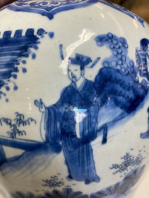 Een Chinese blauw-witte octagonale vaas met decor van het 'touhu' spel, Transitie periode — foto 13
