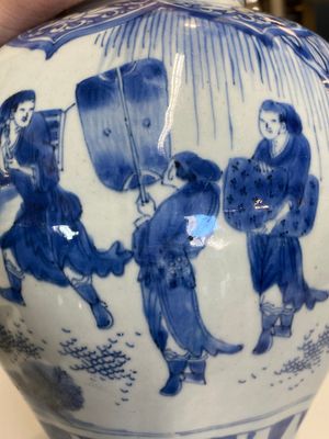 Een Chinese blauw-witte octagonale vaas met decor van het 'touhu' spel, Transitie periode — foto 14