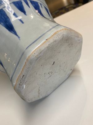 Een Chinese blauw-witte octagonale vaas met decor van het 'touhu' spel, Transitie periode — foto 15