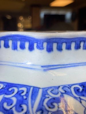 Een Chinese blauw-witte octagonale vaas met decor van het 'touhu' spel, Transitie periode — foto 17