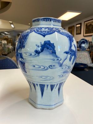 Een Chinese blauw-witte octagonale vaas met decor van het 'touhu' spel, Transitie periode — foto 3