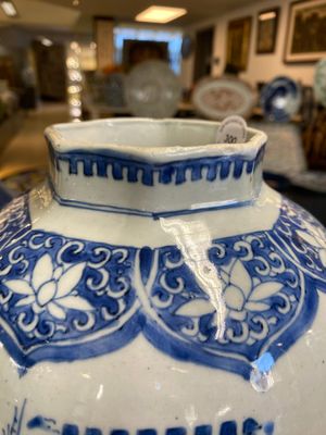 Een Chinese blauw-witte octagonale vaas met decor van het 'touhu' spel, Transitie periode — foto 5
