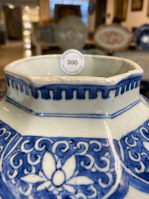 Een Chinese blauw-witte octagonale vaas met decor van het 'touhu' spel, Transitie periode — foto 6