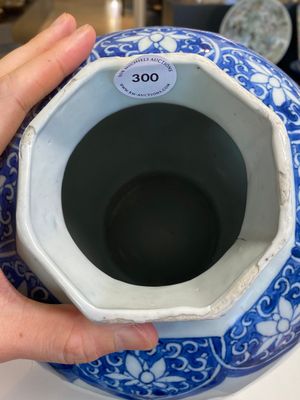 Een Chinese blauw-witte octagonale vaas met decor van het 'touhu' spel, Transitie periode — foto 7