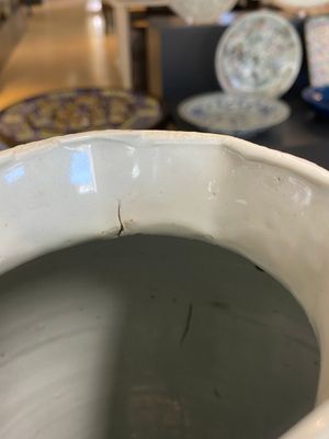 Een Chinese blauw-witte octagonale vaas met decor van het 'touhu' spel, Transitie periode — foto 9