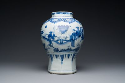 Een Chinese blauw-witte octagonale vaas met decor van het 'touhu' spel, Transitie periode