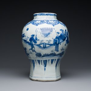 Een Chinese blauw-witte octagonale vaas met decor van het 'touhu' spel, Transitie periode — foto 1