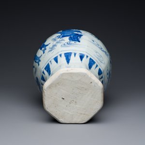 Een Chinese blauw-witte octagonale vaas met decor van het 'touhu' spel, Transitie periode — foto 6
