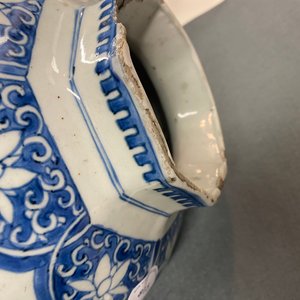 Een Chinese blauw-witte octagonale vaas, Transitie periode — foto 10