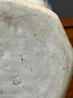 Een Chinese blauw-witte octagonale 'Zhi Ri Gao Sheng 指日高昇' vaas, Transitie periode — foto 14