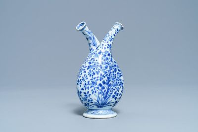 Een Chinese blauw-witte olie- en azijnfles met twee tuiten, Kangxi