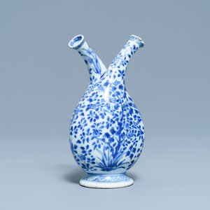 Een Chinese blauw-witte olie- en azijnfles met twee tuiten, Kangxi — foto 1