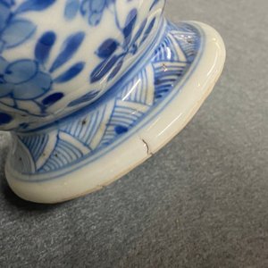 Een Chinese blauw-witte olie- en azijnfles met twee tuiten, Kangxi — foto 16