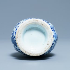 Een Chinese blauw-witte olie- en azijnfles met twee tuiten, Kangxi — foto 6