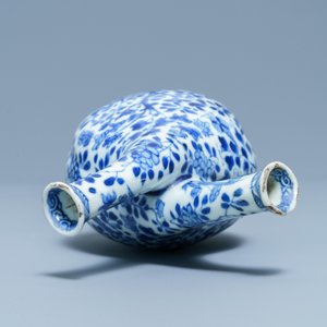 Een Chinese blauw-witte olie- en azijnfles met twee tuiten, Kangxi — foto 7
