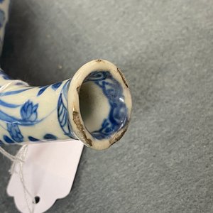 Een Chinese blauw-witte olie- en azijnfles met twee tuiten, Kangxi — foto 9