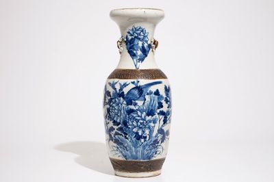 Een Chinese blauw-witte op craquelé ondergrond Nanking vaas, 19e eeuw