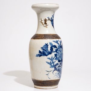 Een Chinese blauw-witte op craquelé ondergrond Nanking vaas, 19e eeuw — foto 2