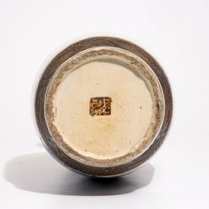 Een Chinese blauw-witte op craquelé ondergrond Nanking vaas, 19e eeuw — foto 5