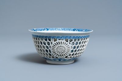 Een Chinese blauw-witte opengewerkte dubbelwandige kom, Kangxi