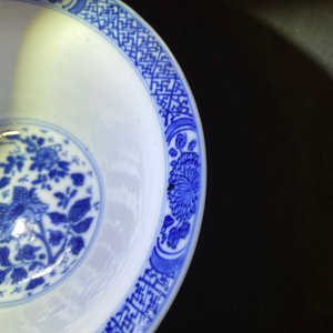 Een Chinese blauw-witte opengewerkte dubbelwandige kom, Kangxi — foto 11