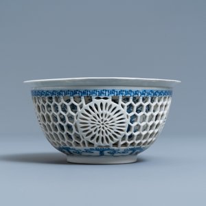 Een Chinese blauw-witte opengewerkte dubbelwandige kom, Kangxi — foto 5