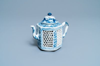 Een Chinese blauw-witte opengewerkte dubbelwandige theepot met deksel, Kangxi