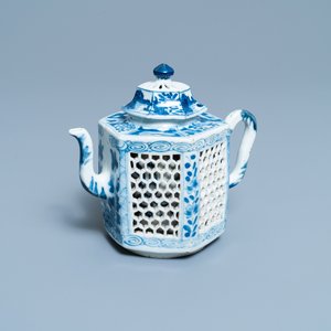 Een Chinese blauw-witte opengewerkte dubbelwandige theepot met deksel, Kangxi — foto 1