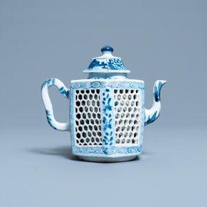 Een Chinese blauw-witte opengewerkte dubbelwandige theepot met deksel, Kangxi — foto 4