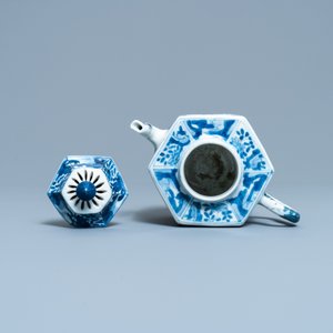 Een Chinese blauw-witte opengewerkte dubbelwandige theepot met deksel, Kangxi — foto 6