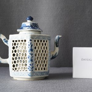 Een Chinese blauw-witte opengewerkte dubbelwandige theepot met deksel, Kangxi — foto 8